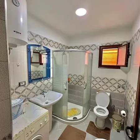 House Roni Nyaraló *